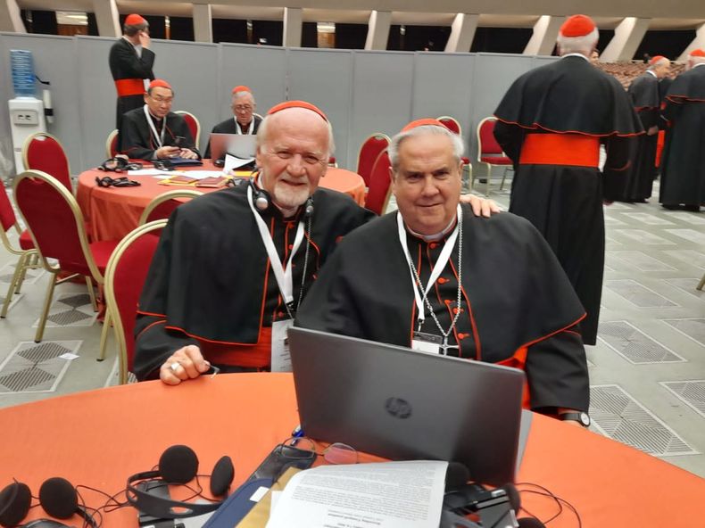 Los cardenales Vicente Bokalic y Ángel Rossi en el consistorio de León XIV