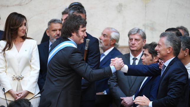Javier Milei saluda a Mauricio Macri durante su asunción. Noticias Argentinas