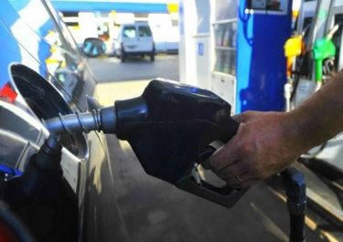 Por la suba del dólar y el petróleo, las naftas aumentarán un 4% en mayo