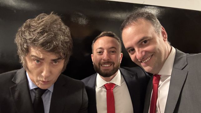 Javier Milei, junto a Manuel Adorni y Agustín Laje. 