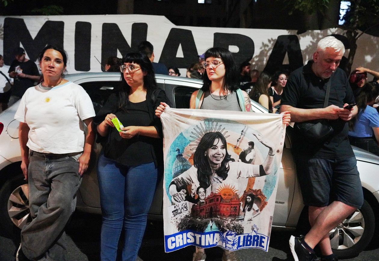 Militantes acompañan a CFK en la puerta del Otamendi.
