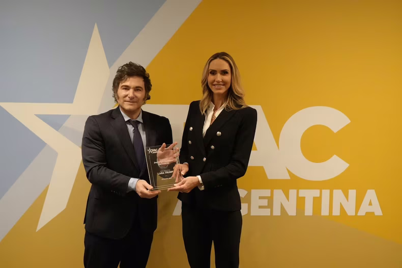 Javier Milei y Lara Trump.