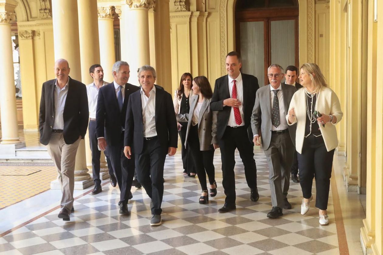 &nbsp;Manuel Adorni y parte del gabinete, luego de la conferencia.&nbsp;