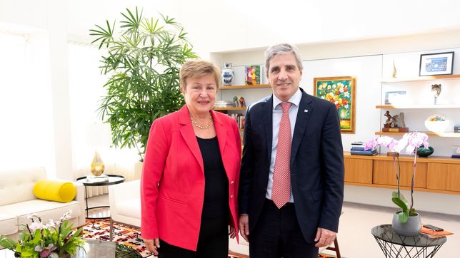 La directora gerente del FMI, Kristalina Georgieva, con Toto Caputo 