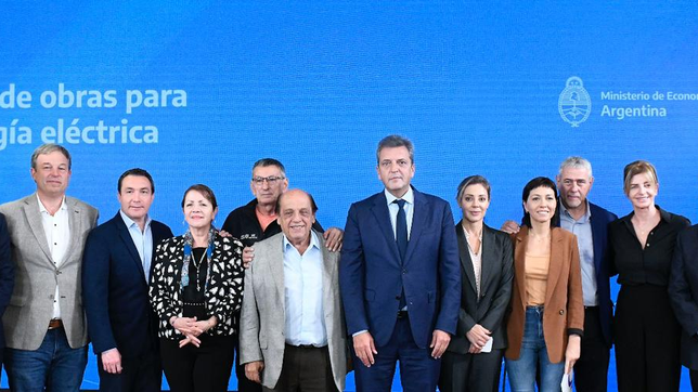 sin fernandez en la cancha, massa muestra una agenda hiperactiva de gestion