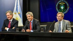 Toto Caputo, José Luis Daza y Federico Furiase presentaron el programa financiero 2026-2027 para afrontar vencimientos de deuda