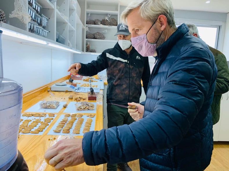 Frigerio recorrió una planta de nuez pecán.