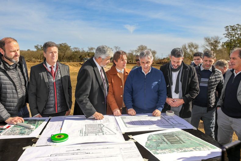 El gobernador ve una oportunidad en la fusión opositora detrás de Javier Milei.