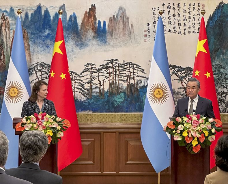 30 de abril de 2024. En su último día de visita oficial a China, la Canciller Diana Mondino mantuvo en Beijing una reunión bilateral y posteriormente una comida de trabajo con el Ministro de Relaciones Exteriores chino, Wang Yi. Noticias Argentinas 30 de abril de 2024. En su último día de visita oficial a China, la Canciller Diana Mondino mantuvo en Beijing una reunión bilateral y posteriormente una comida de trabajo con el Ministro de Relaciones Exteriores chino, Wang Yi. Noticias Argentinas