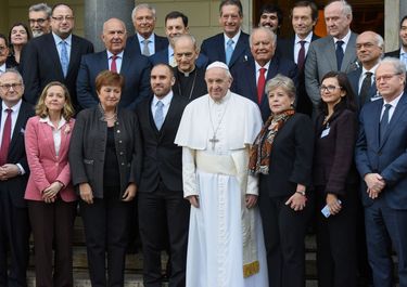 El papa Francisco con algunos miembros de la legión argentina que asesoran a León XIV