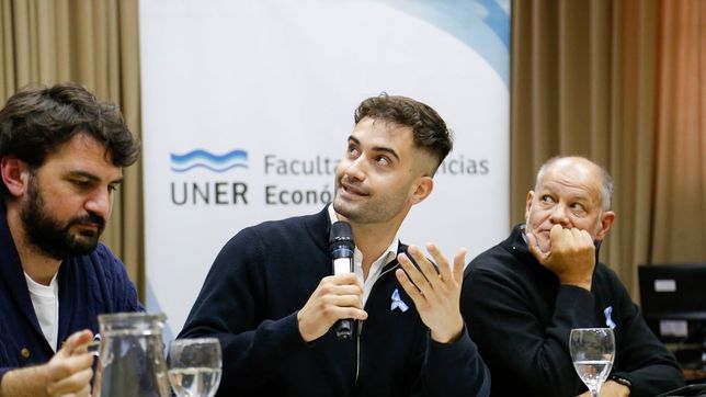 El diputado Tomás Ledesma junto al rector de UNER, Andres Sabella y al economista Gabriel Weidmann.