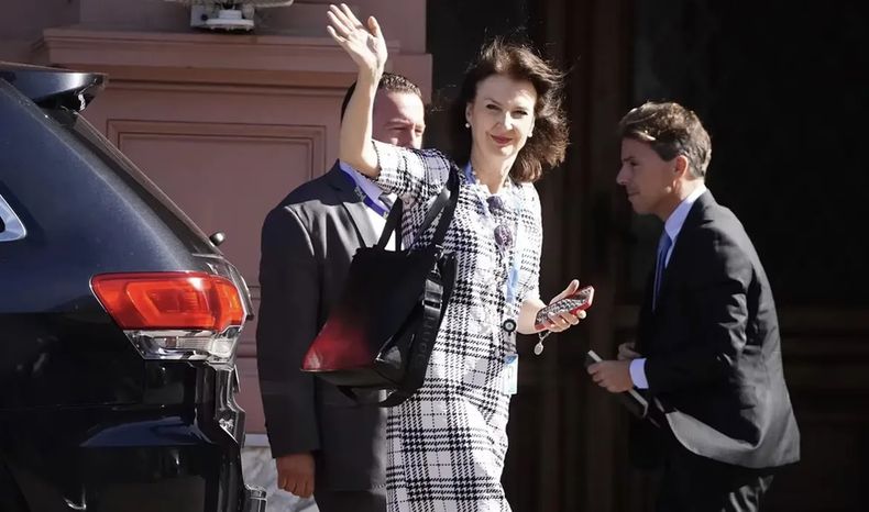 Diana Mondino llega a una reunión de gabinete