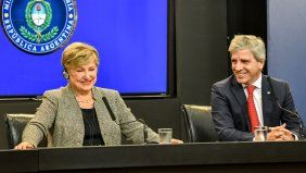 La titular del FMI, Kristalina Georgieva, respaldó la macro de Toto Caputo, pero reconoció que la economía no derrama.