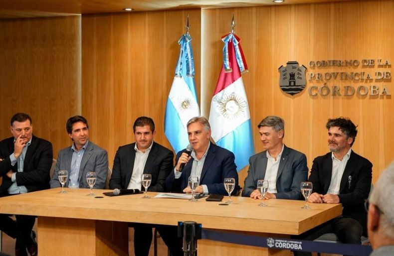 Junto al gobernador estuvieron presentes el CEO de Aeropuertos Argentina, Daniel Ketchibachian, el gerente general de la Unidad de Negocios Este de la firma, Estanislao Alemán; el intendente de Córdoba, Daniel Passerini y el titular de la cartera turística de la provincia, Darío Capitani.