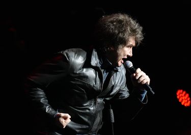 Javier Milei canta en el Movistar Arena.