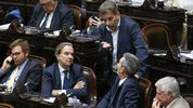 Miguel Pichetto (HCF) con Cristian Ritondo (PRO), durante el debate de la ley ómnibus&nbsp;