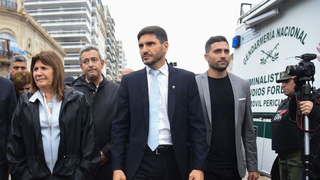 Patricia Bulrich y Maximiliano Pullaro llegando al acto en el Monumento a la Bandera; en segunda fila el intendente Pablo Javkin y el concejal Lifschitz.