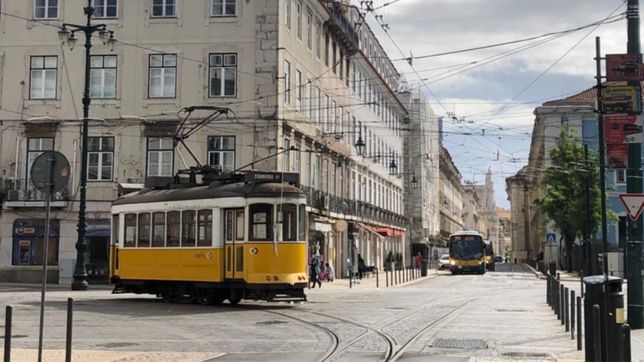 lisboa, con pandemia controlada y via libre, pero calles desiertas