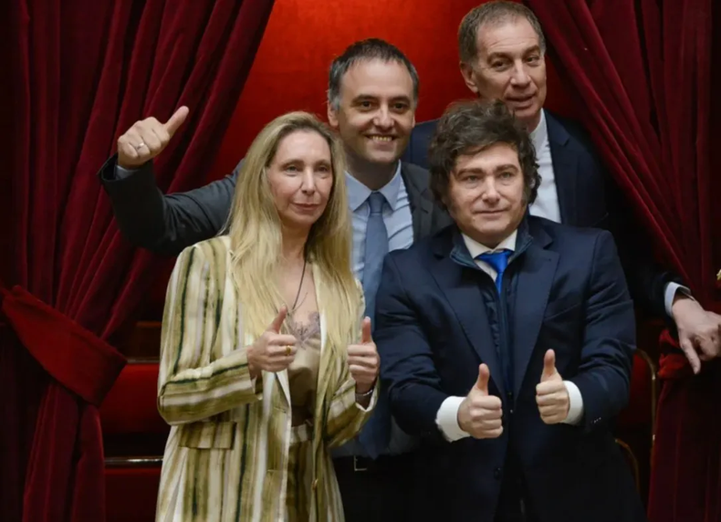 El Gobierno negocia la reforma laboral.