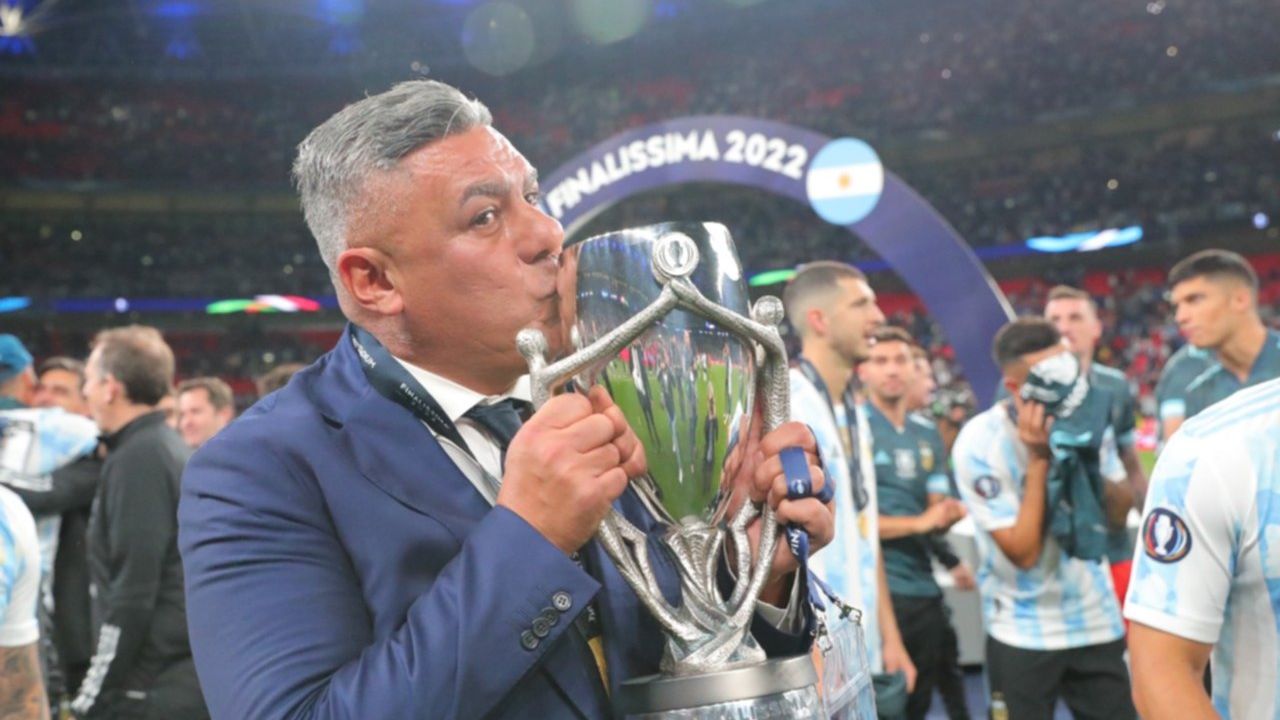 Tapia selló la paz digital: doble marca cripto para la Selección