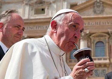 El papa Francisco toma mate en el Vaticano