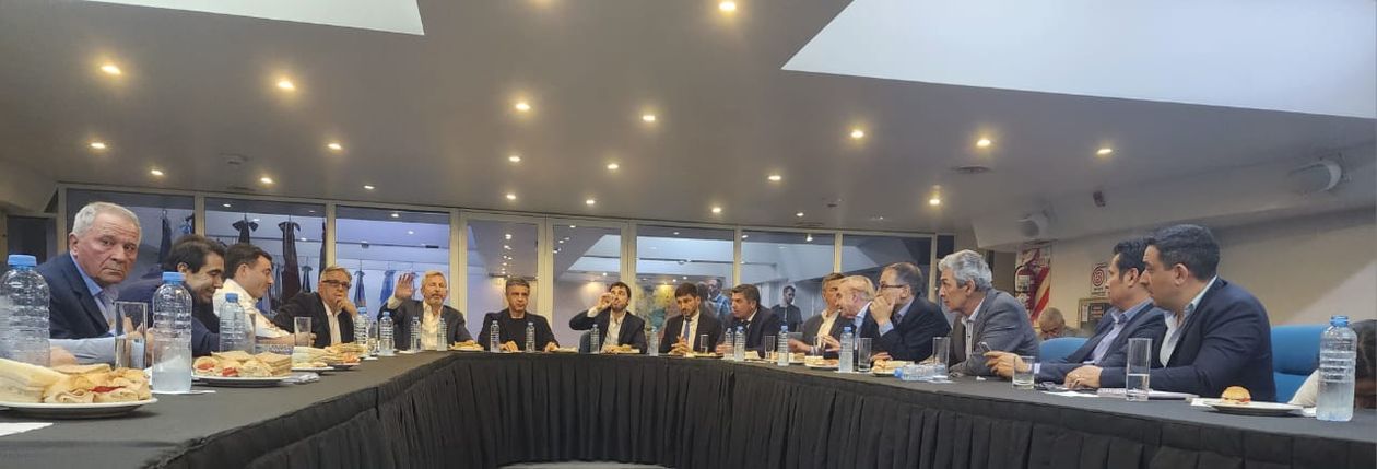 Los gobernadores de Juntos por el Cambio no quiren quedar pegados al kirchnerismo y apoyarán la ley ómnibus.