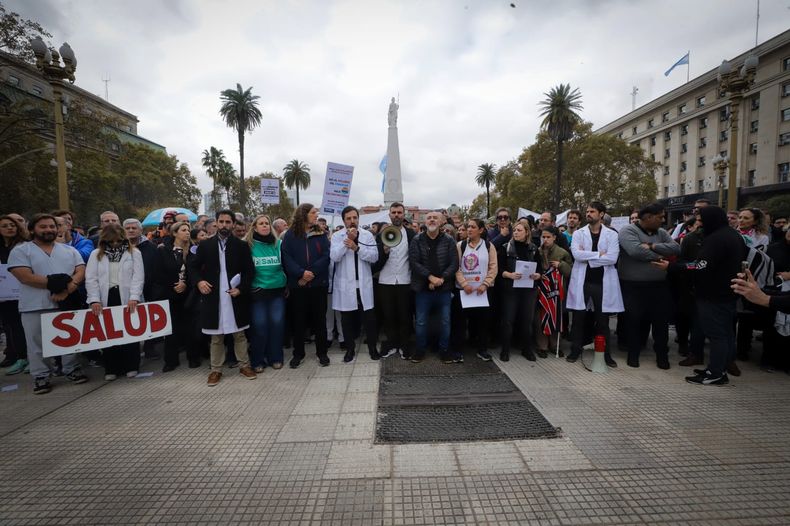 Gremios de salud y sectores del peronismo bonaerense llenaron media Plaza de Mayo