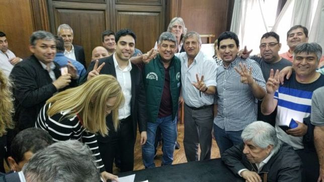 con criticas al gobierno, moyano exhibio un acuerdo paritario superior al 40%