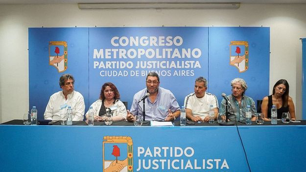 La cúpula del peronismo creó una comisión para reformar la Carta Orgánica del partido en un año de mandatos prorrogados y debate abierto sobre una interna en el PJ metropolitano. La cúpula del peronismo creó una comisión para reformar la Carta Orgánica del partido en un año de mandatos prorrogados y debate abierto sobre una interna en el PJ metropolitano.