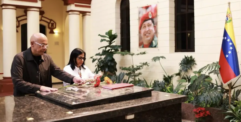 Los hermanos Delcy y Jorge Rodríguez, junto al féretro de Hugo Chávez en Caracas.