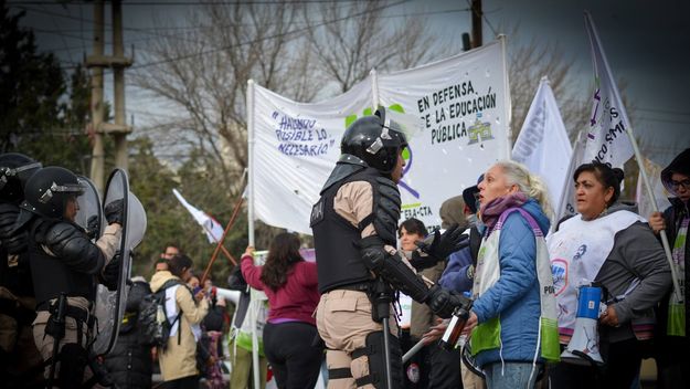 Los docentes organizados de Río Negro durante una protesta reciente en la ruta nacional 22.