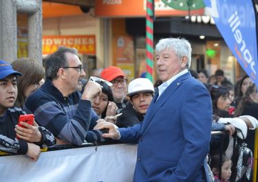 El jefe comunal de Bariloche, Walter Cortés, charlando con vecinos en una fiesta popular.&nbsp;