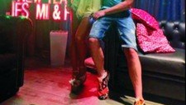 insaurralde, cirio y una navidad con luces de neon