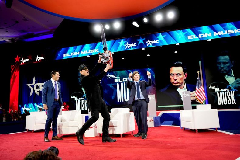 Elon Musk empuña en la CPAC la motosierra que le regaló Javier Milei.