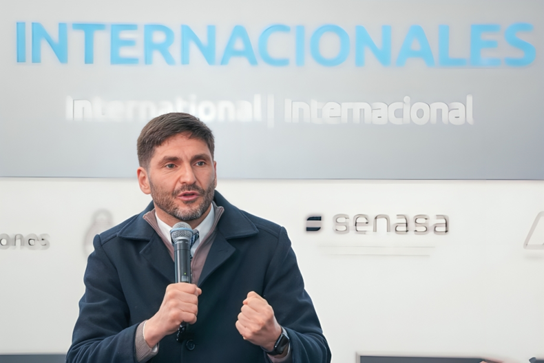 Maximiliano Pullaro, uno de los gobernadores que pelea por recursos con la Casa Rosada, cruzó al CEO de Mercado Libre.