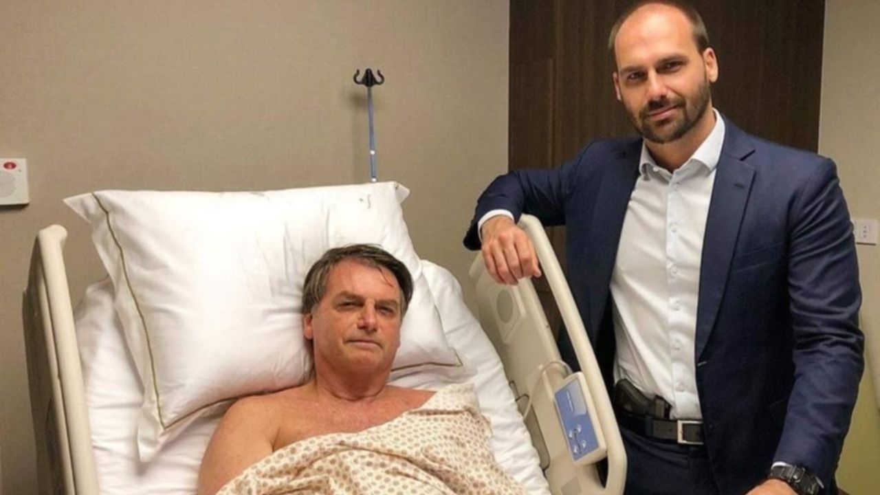 El hijo de Bolsonaro visitó armado al presidente en el hospital