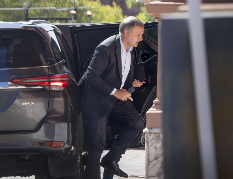 Manuel Adorni, el vocero sin voz.