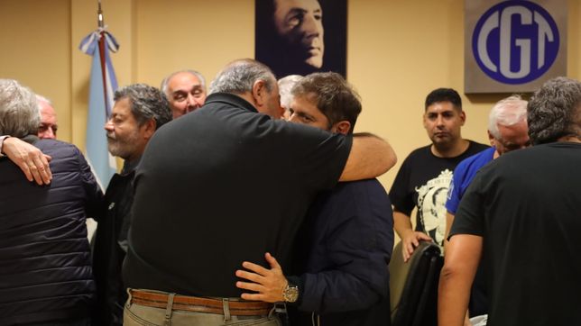 Héctor Daer abraza a Axel Kicillof en la sede de la CGT. Foto: Pilar Camacho