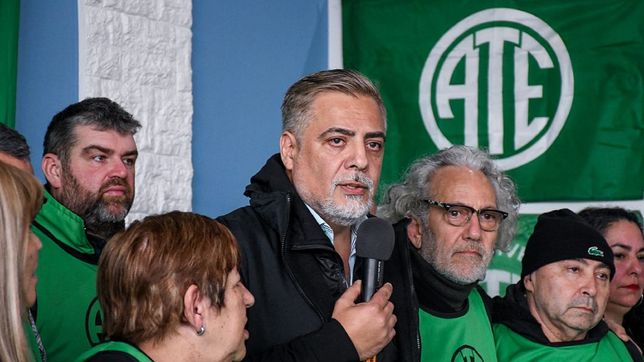 Guillermo Quiroga (centro), secretario general de ATE. A su izquierda, abajo, la dirigente del gremio en Puerto Madryn, Mirta Di Paul.