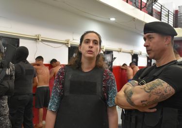 La secretaria Lucía Masneri en una requisa de presos de altos perfil en la cárcel de Piñero.