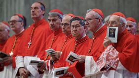 Robert Prevost al lado de Parolin, Tagle y otros cardenales