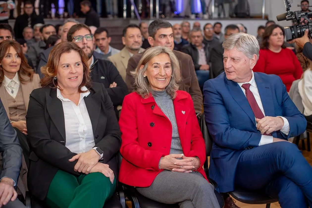 La sucesión de La Pampa, en juego. La intendenta Fernanda Alonso y la vicegobernadora Alicia Mayoral, junto al gobernador Sergio Ziliotto. Atrás, el diputado Hernán Pérez Araujo y el senador Paly Bensusán. FOTO: El Diario de La Pampa.
