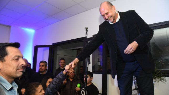 El gobernador Omar Perotti, en campaña permanente. 
