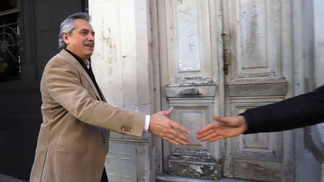 con traje de presidente, fernandez se obsesiona con que macri llegue a diciembre