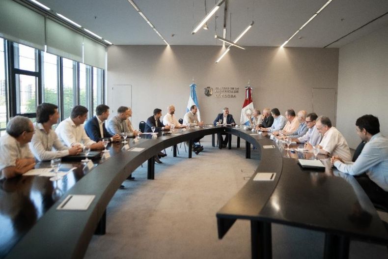 Martín Llaryora reunido con empresarios agroindustriales de Córdoba.&nbsp;