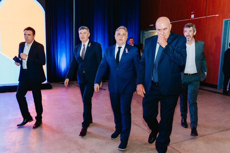 Luis Macario, presidente de la Unión Industrial de Córdoba, escoltado por Martín Llaryora y Daniel Passerini