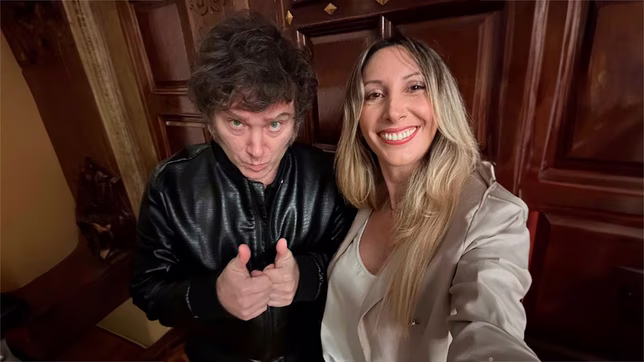 El Presidente junto a la La influencer financiera Ornella Panizza en la Casa Rosada.&nbsp;