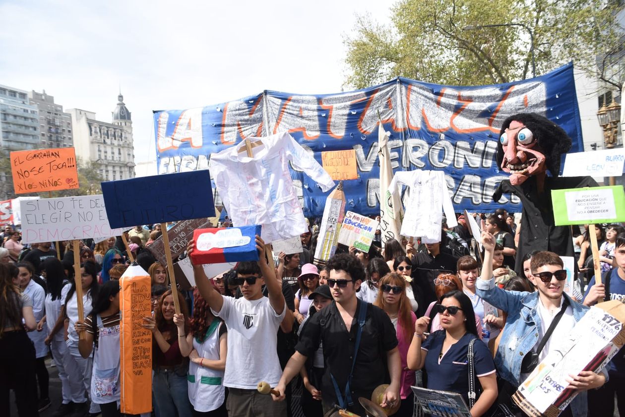 Marcha en apoyo a las universidades y el Garrahan.