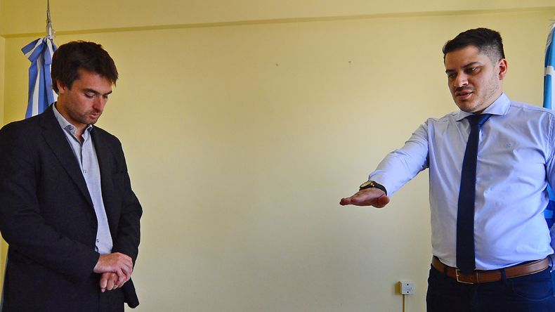 Diego Brandan (derecha) tras prestar juramento como subsecretario de Pesca de Chubut. A la izquierda, el secretario de Pesca, Andr&eacute;s Arbeletche.