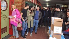 El peronismo platense, todo mal: 15 puntos abajo y una interna feroz